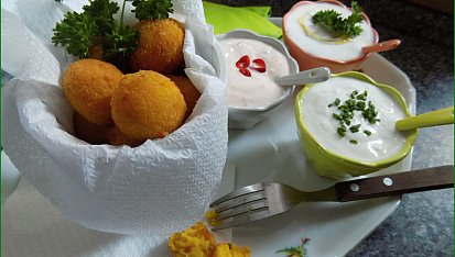 Polentové kuličky s parmazánem, rozmarýnem a třemi dresinky