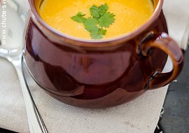 Polévka s batáty, mrkví a čedarem