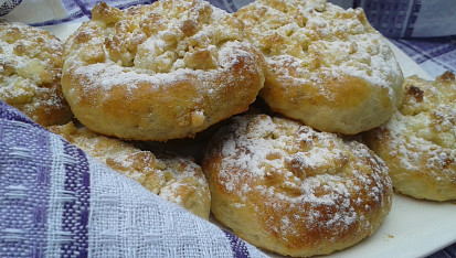Povidlové koláče z kynutého jogurtového těsta