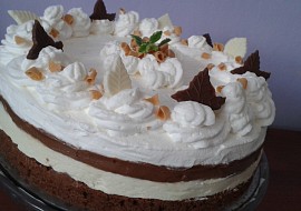 Pruhovaný dort z bílé a tmavé čokolády