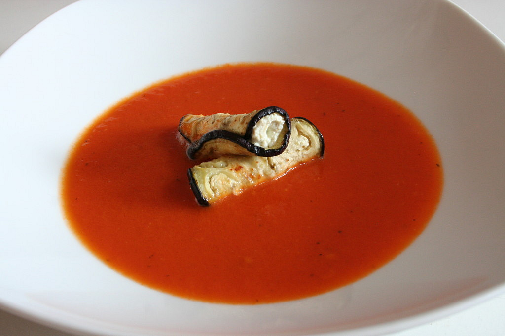 Rajčatová polévka s lilkem, ricottou a bazalkovým pestem