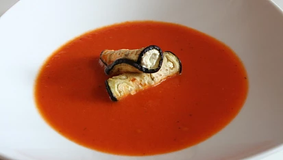 Rajčatová polévka s lilkem, ricottou a bazalkovým pestem