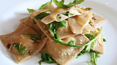 Ravioli plněné uzeným lososem a mozzarellou