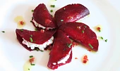 Ravioli z červené řepy s ricottou, limetou a růžovým pepřem