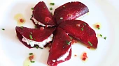 Ravioli z červené řepy s ricottou, limetou a růžovým pepřem