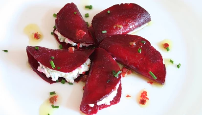 Ravioli z červené řepy s ricottou, limetou a růžovým pepřem