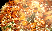 Risotto s karamelizovanou cibulí a liškami (rýži je potřeba lehce opéct s cibulkou, houbami, tymiánem i česnekem, zastříkněte pak vínem)