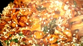 Risotto s karamelizovanou cibulí a liškami, rýži je potřeba lehce opéct s cibulkou, houbami, tymiánem i česnekem, zastříkněte pak vínem