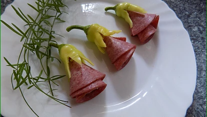 Růžičky z kozích rohů a salámu