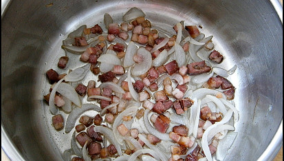 Salát z cukety, Osmahneme slaninu,přidáme cibuli a restujeme do sklovita