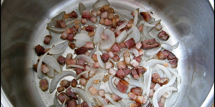 Salát z cukety (Osmahneme slaninu,přidáme cibuli a restujeme do…)