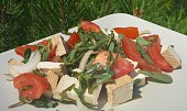 Salát ze šruchy zelné, rajčat a tofu