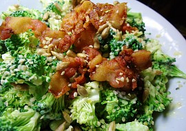 Salát ze syrové brokolice