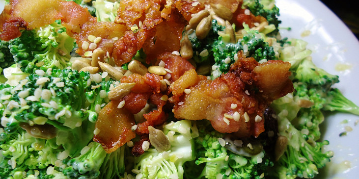 Salát ze syrové brokolice