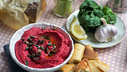 Skvělý hummus s červenou řepou