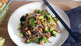 Soba nudle s brokolicí, ořechy a tempehem