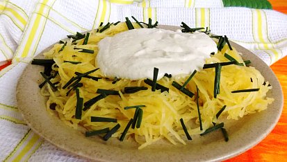 Špagetová dýně s ořechovo-sýrovou omáčkou