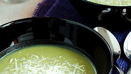 Špenátová polévka se sýrem a bramborem