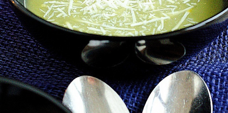 Špenátová polévka se sýrem a bramborem