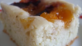 Šťavnatá cukeťačka s ovocem a marmeládou