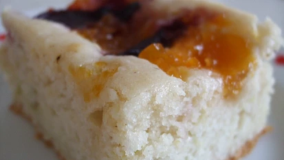 Šťavnatá cukeťačka s ovocem a marmeládou