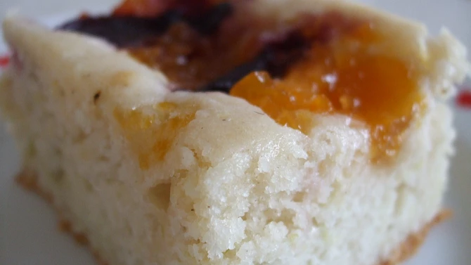 Šťavnatá cukeťačka s ovocem a marmeládou