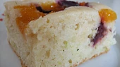 Šťavnatá cukeťačka s ovocem a marmeládou