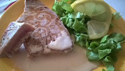 Steak z tuňáka s citronovo-hořčičnou omáčkou