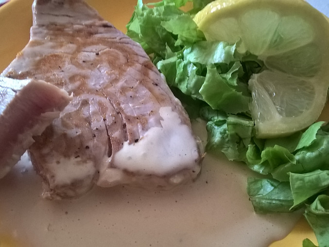 Steak z tuňáka s citronovo-hořčičnou omáčkou