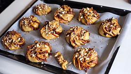 Švédské rolky s nutelou, ořechy a kardamomem