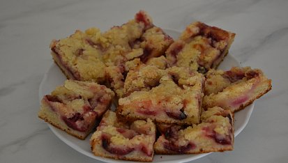 Švestkový koláč z droždí v prášku s drobenkou