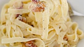 Těstoviny carbonara s parmezánem
