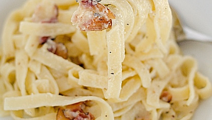 Těstoviny carbonara s parmezánem