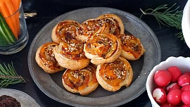 Tradiční lotyšské pizza rolky