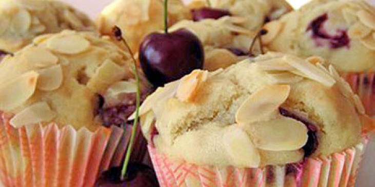 Třešňové muffiny s mandlemi