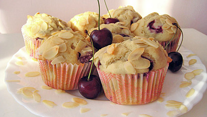 Třešňové muffiny s mandlemi