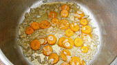 Uzená krémová polévka z cuketových odřezků, Na tuku orestujeme cibuli,česnek a mrkev