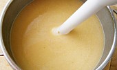 Uzená krémová polévka z cuketových odřezků, Rozmixujeme