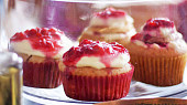Vanilkové cupcakes s vanilkovým krémem a jahodami