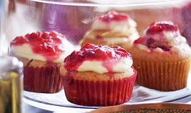 Vanilkové cupcakes s vanilkovým krémem a jahodami