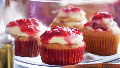 Vanilkové cupcakes s vanilkovým krémem a jahodami