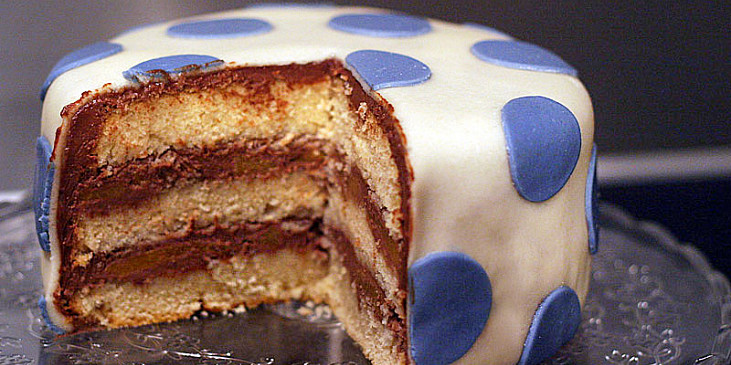 Vanilkový dort s čokoládovým krémem potažený marcipánem