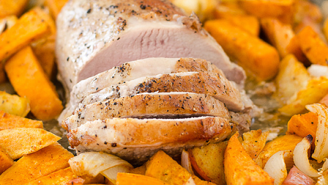 Vepřová pečeně s batáty, cibulí a jablkem