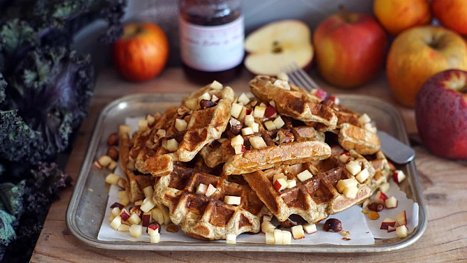 Waffle s jablky a lískovými ořechy
