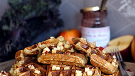 Waffle s jablky a lískovými ořechy