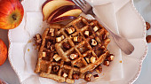 Waffle s jablky a lískovými ořechy