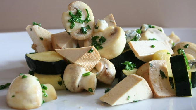 Žampiony dušené na víně s uzeným tofu