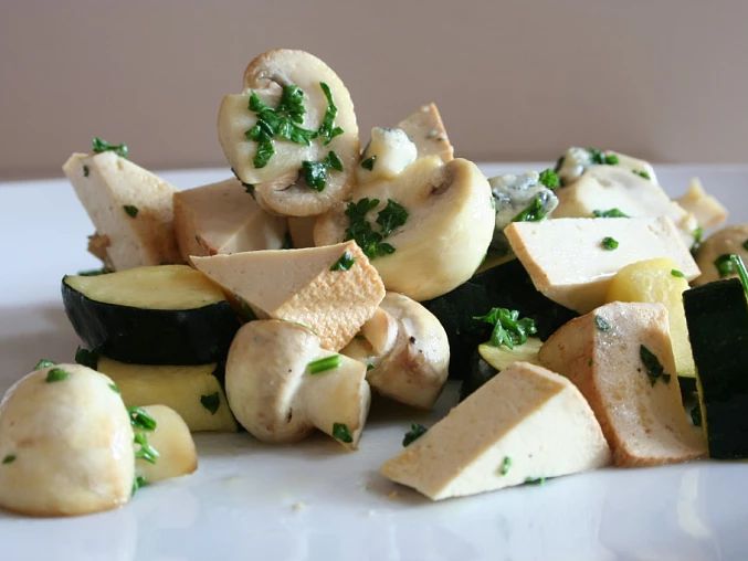 Žampiony dušené na víně s uzeným tofu Žampiony dušené na víně s uzeným tofu