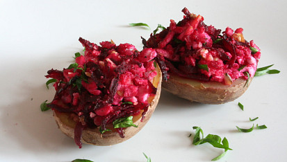 Zapečené brambory plněné tofu a červenou řepou