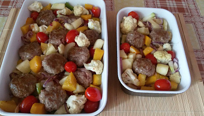 Zapečené masové koule na zeleninovém podkladu